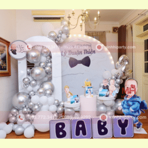 Mẫu backdrop sinh nhật bé trai sử dụng tone màu trắng bạc