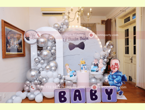 Mẫu backdrop sinh nhật bé trai sử dụng tone màu trắng bạc