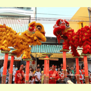 Múa mai hoa thung cho khai trương cửa hàng