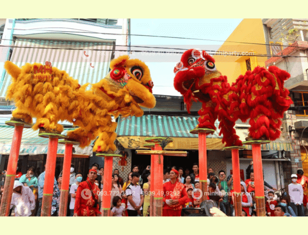 Múa mai hoa thung cho khai trương cửa hàng