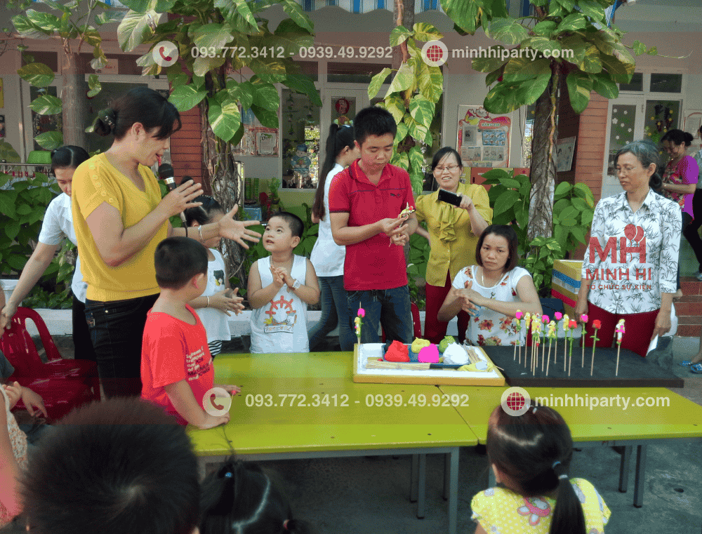 Nghệ nhân nặn tò he cho trường học