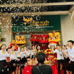 Múa lân khai trương với màn pháo kim tuyến rực rỡ