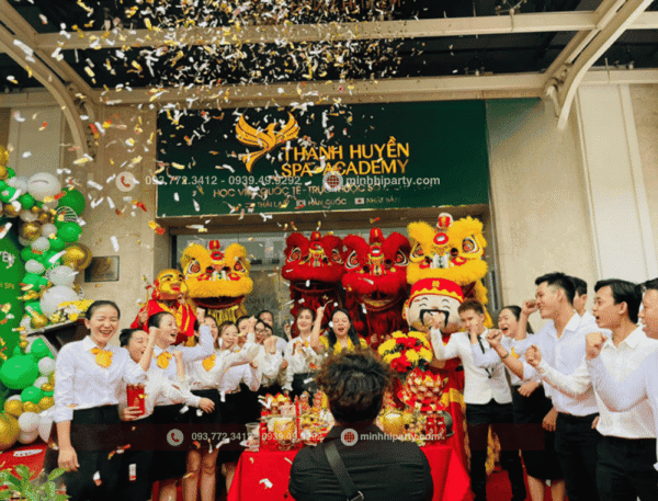 Múa lân khai trương với màn pháo kim tuyến rực rỡ