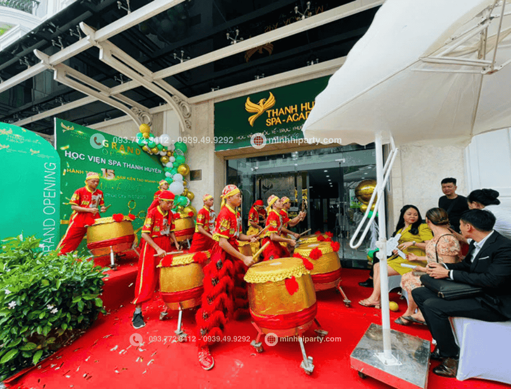 Múa lân khai trương với dàn trống chuyên nghiệp