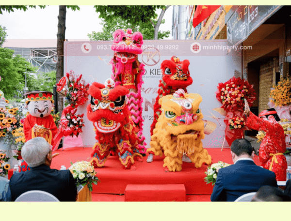 Trang trí backdrop khai trương có trong dịch vụ múa lân khai trương trọn gói