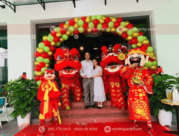 Múa lân khai trương giá rẻ kết hợp trang trí cổng bong bóng khai trương