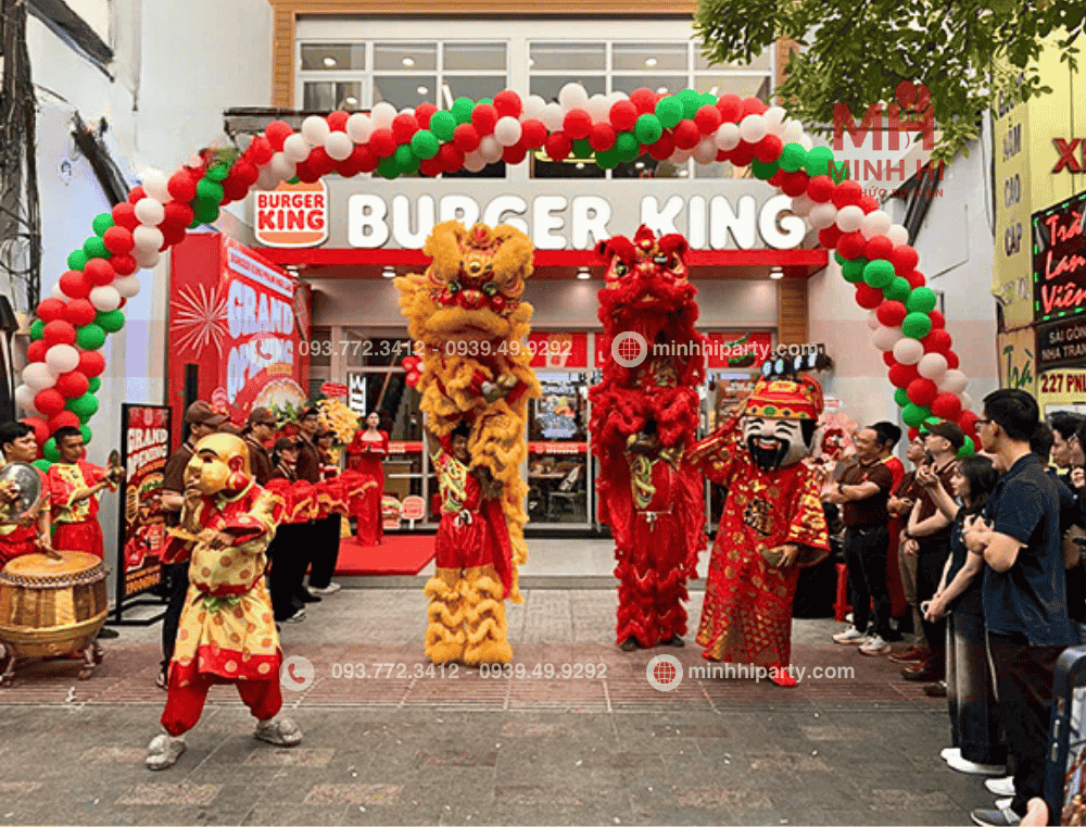 Múa lân khai trương với thần tài và địa