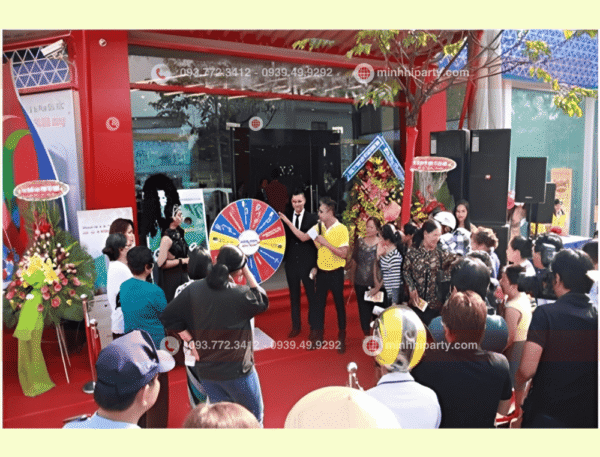 Tổ chức quay số may mắn tại lễ khai trương cửa hàng
