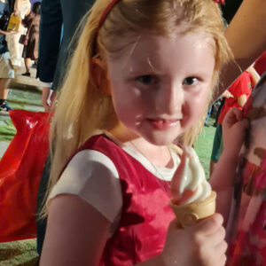 trai nghiem dich vu lam kem su kien 2 Em nhỏ khách nước ngoài trải nghiệm dịch vụ làm kem tươi của Minh Hi Party