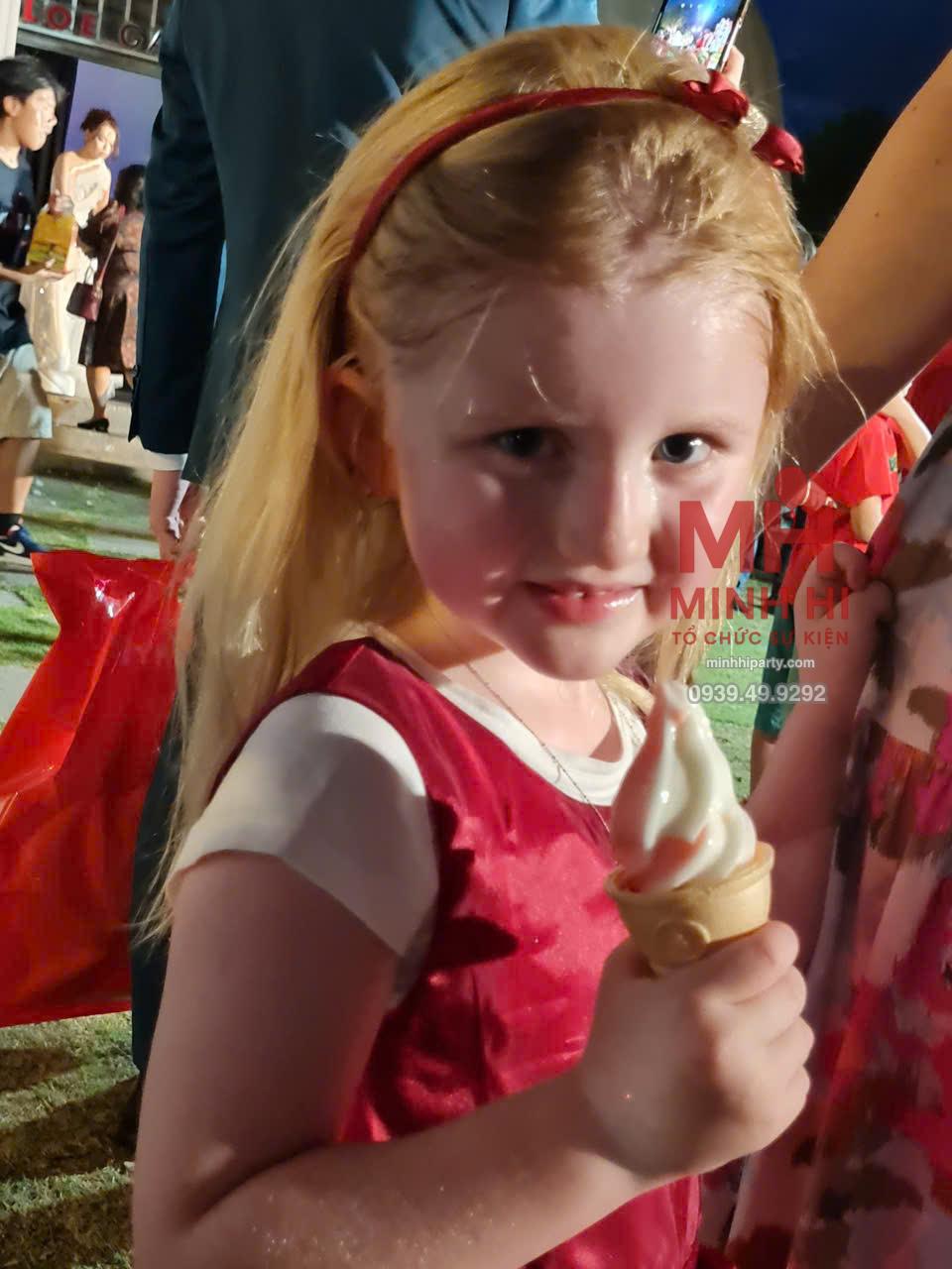 trai nghiem dich vu lam kem su kien 2 Em nhỏ khách nước ngoài trải nghiệm dịch vụ làm kem tươi của Minh Hi Party