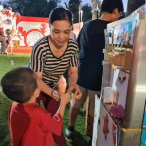 Khách hàng có thể tự lấy kem trải nghiệm tại máy làm kem