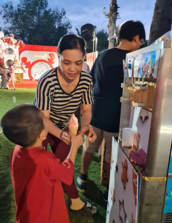 Khách hàng có thể tự lấy kem trải nghiệm tại máy làm kem