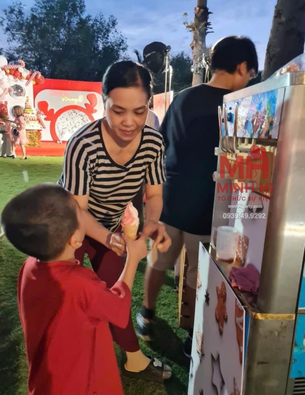 trai nghiem dich vu lam kem su kien 5 Khách hàng có thể tự lấy kem trải nghiệm tại máy làm kem