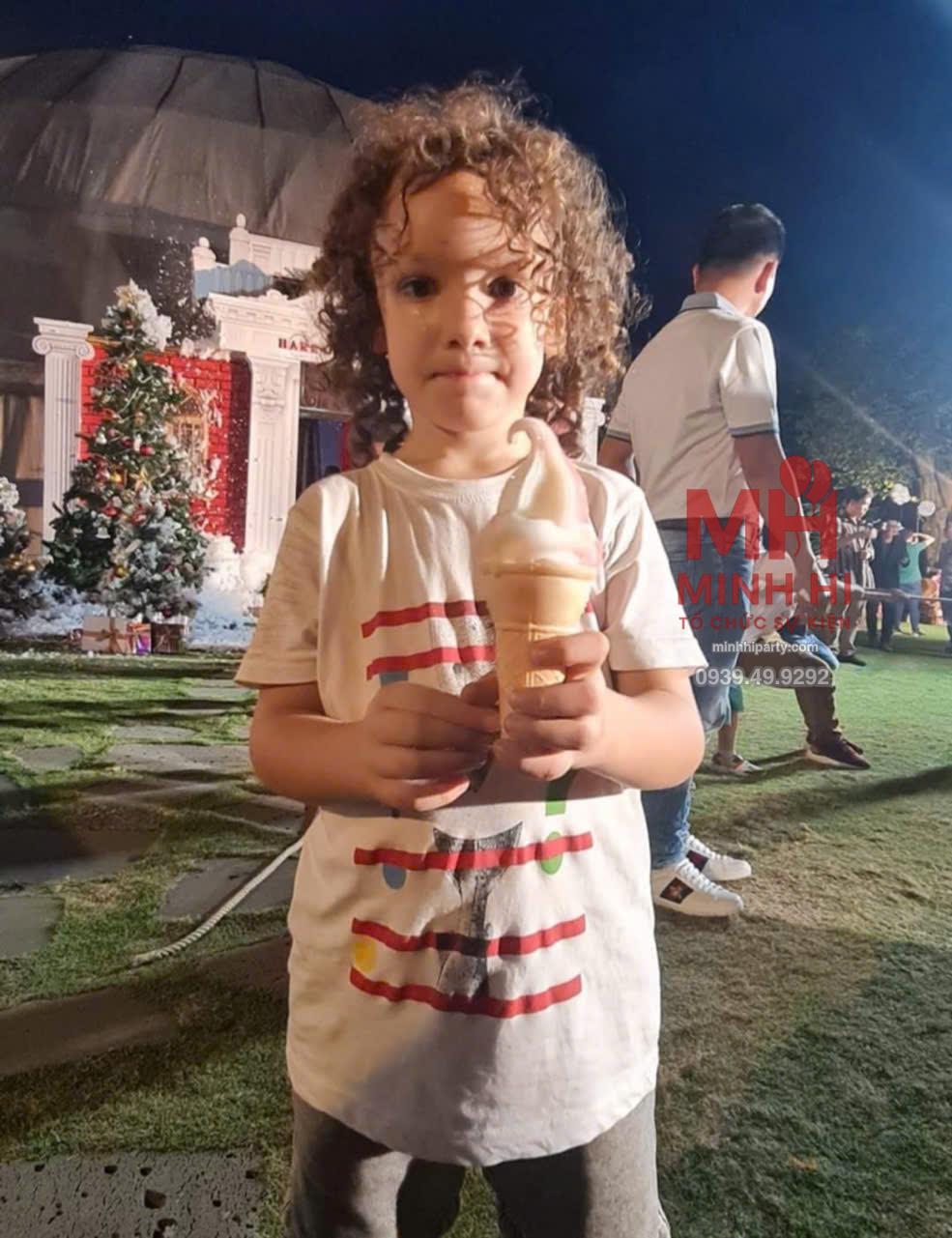 trai nghiem dich vu lam kem su kien 6 Minh Hi Party chuyên cho thuê máy làm kem tươi tại HCM