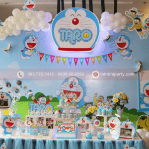 Trang trí bàn thôi nôi cho bé trai kết hợp với backdrop