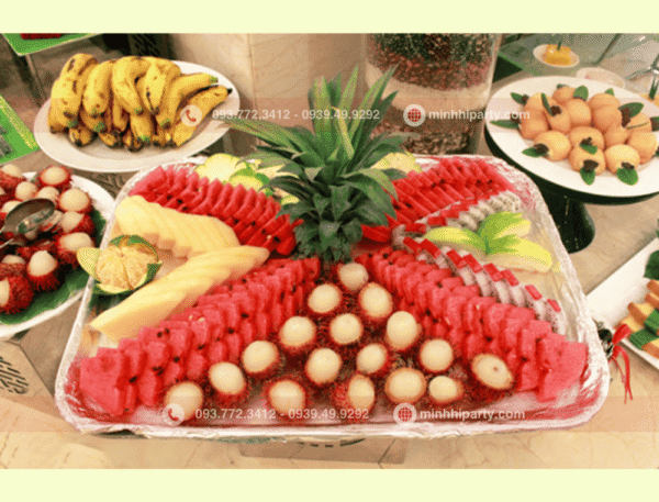 Trang trí tiệc teabreak với tại hình trái cây cho bàn tiệc sang trọng