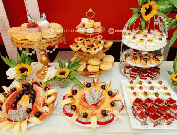 Trái cây được trang trí trong set trang trí tiệc teabreak