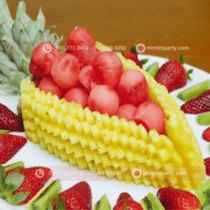 Dịch vụ trang trí trái cây bàn tiệc với tạo hình đơn giản với quả Thơm