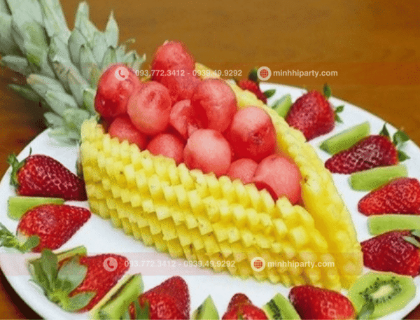 Dịch vụ trang trí trái cây bàn tiệc với tạo hình đơn giản với quả Thơm