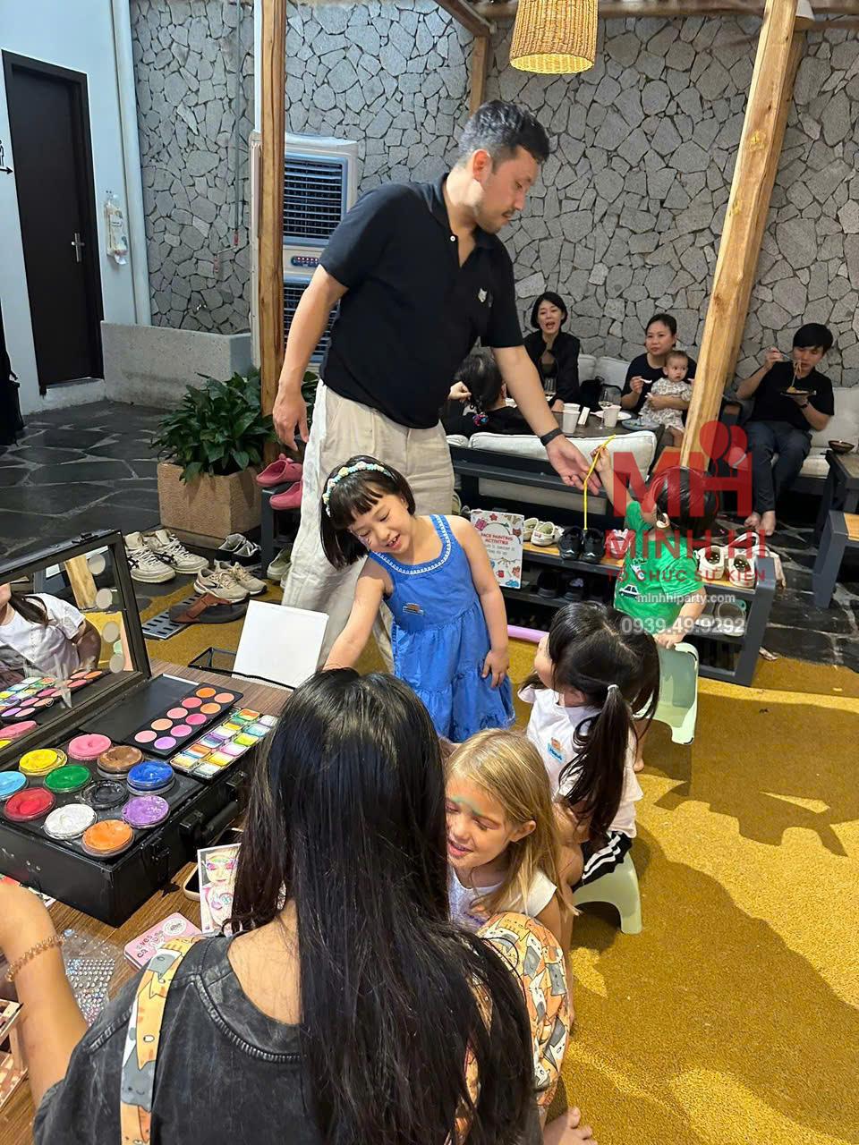 z6934672159330 649e9bcd76a9972a1c0c117758833ede dịch vụ cho thuê vẽ mặt hóa trang halloween Minh Hi Party.