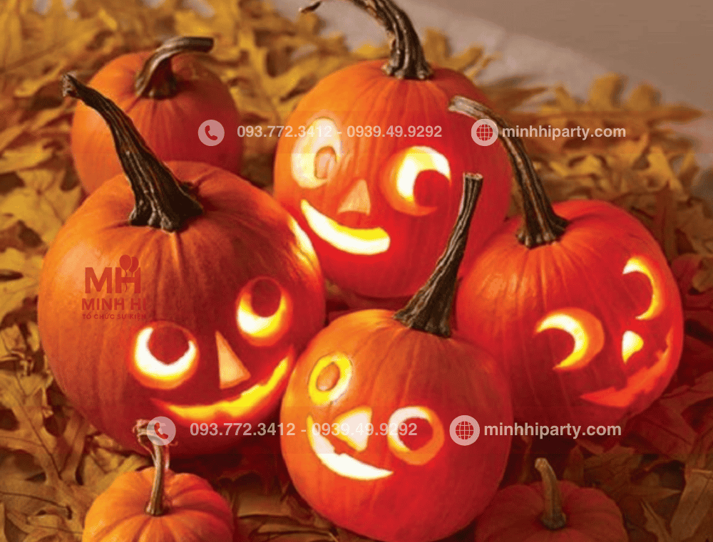 Bí ngô trang trí Halloween hình mặt cười với đèn LED