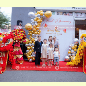 Múa lân mừng khai trương quận 1 với dịch vụ trang trí backdrop khai trương