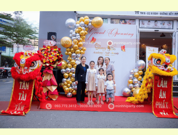 Múa lân mừng khai trương quận 1 với dịch vụ trang trí backdrop khai trương