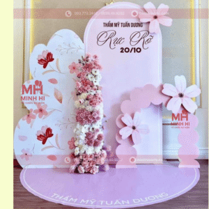 Decor tiểu cảnh 20/10 với backdrop nhỏ và hoa tươi
