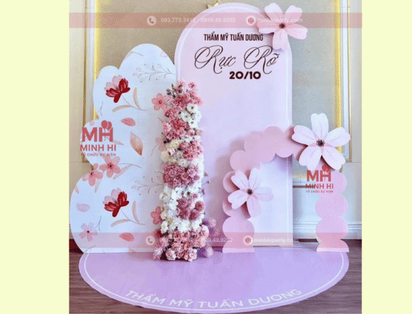 Decor tiểu cảnh 20/10 với backdrop nhỏ và hoa tươi