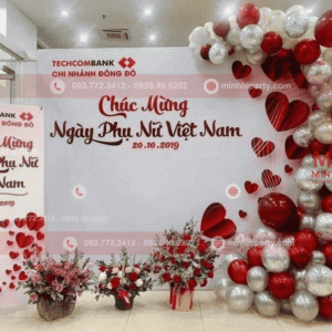 trang tri backdrop 20 10 voi hoa tuoi cho ngan hang Trang trí backdrop 20/10 với hoa tươi cho ngân hàng