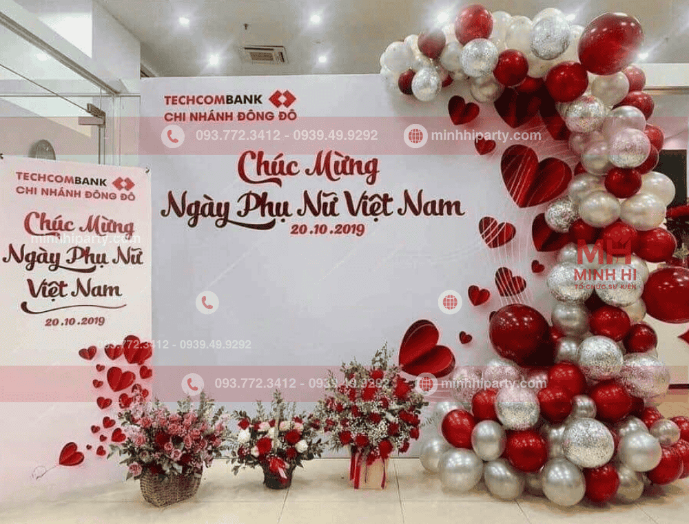 trang tri backdrop 20 10 voi hoa tuoi cho ngan hang Trang trí backdrop 20/10 với hoa tươi cho ngân hàng