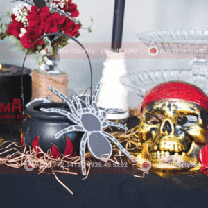 Trang trí bàn chủ đề halloween với mô hình đầu lâu