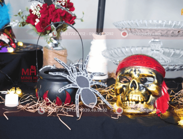 Trang trí bàn chủ đề halloween với mô hình đầu lâu