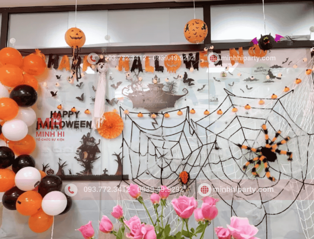 Decor halloween với mạng nhện và bong bóng