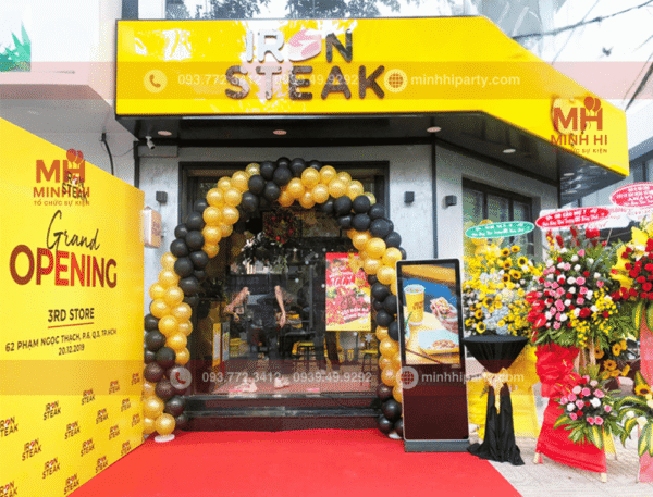 Trang trí khai trương cửa hàng tiện lợi iron steak