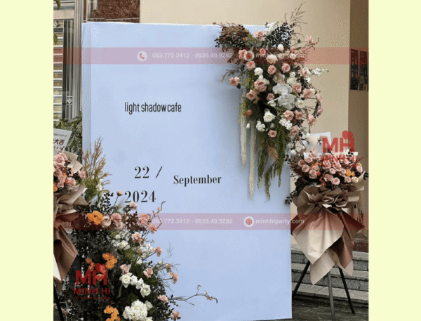 Decor khai trương cho quán cafe với photobooth cùng hoa tươi
