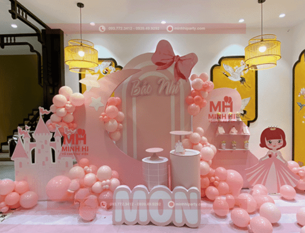 Trang trí phông nền sinh nhật bé gái chủ đề búp bê Barbie
