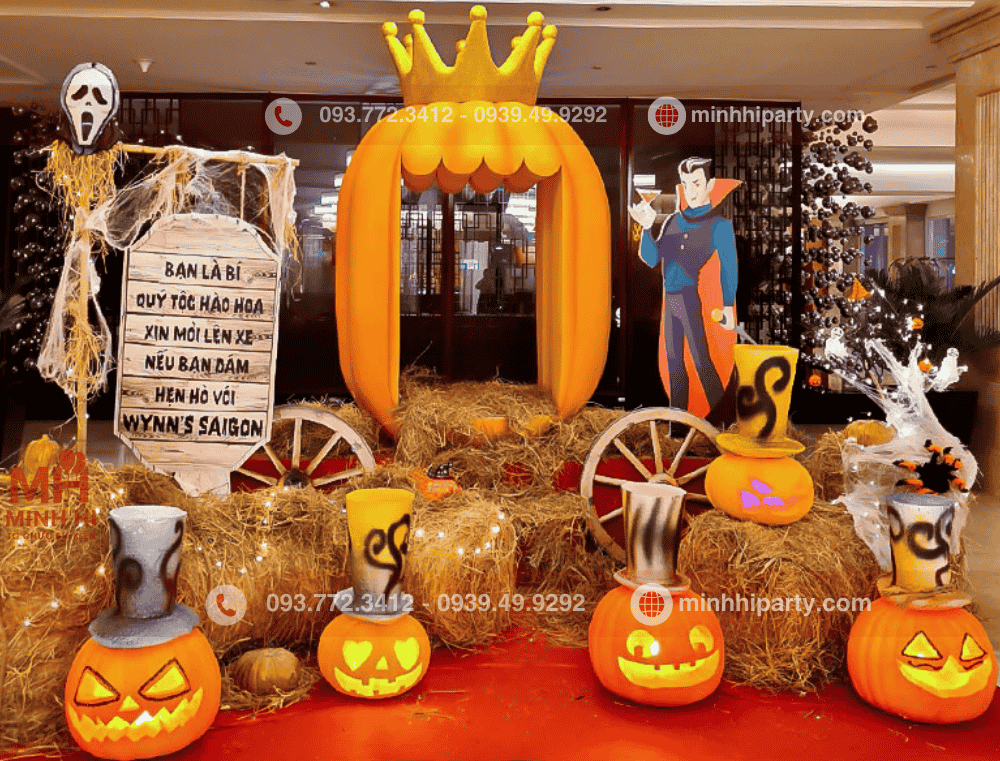 Trang trí tiểu cảnh Halloween với bí ngô khổng lồ