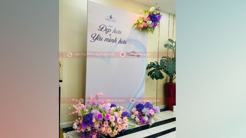 trang tri 20 10 cho tham my vien linh anh tron goi 12 Trang trí 20/10 chi nhánh Bình Dương Đại Lộ Linh Anh - Backdrop thiết kế hoa vải cao cấp sang trọng