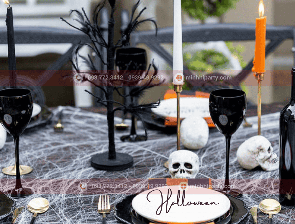 Halloween trang trí với bàn tiệc sinh động