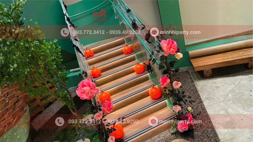 trang tri halloween cho caffe phuc long 1 Decor cầu thang chủ đề Halloween