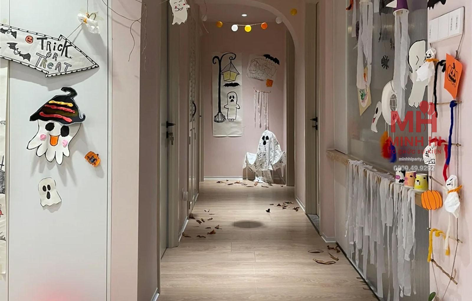 Dịch vụ trang trí Halloween đẹp cho văn phòng công ty với khu vực lối đi