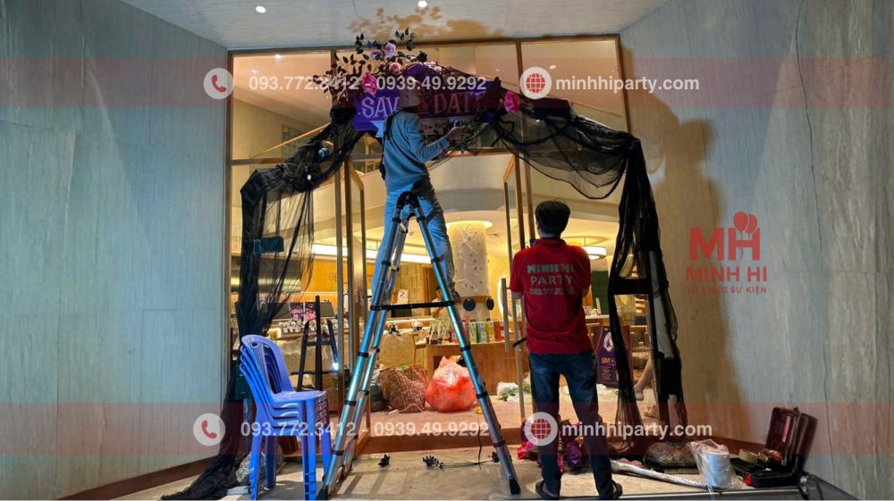 trang tri halloween cho quan ca phe phuc long 10 Thi công trang trí halloween cho khu vực cổng chính với mẫu cổng hoa