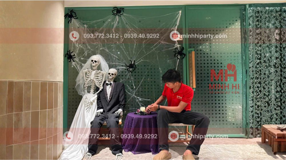 trang tri halloween cho quan ca phe phuc long 2 Decor tiểu cảnh Halloween với chủ đề đám cưới kẹ