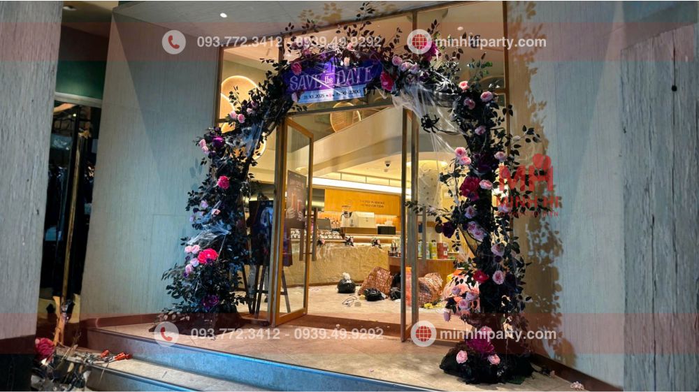 trang tri halloween cho quan ca phe phuc long 6 trang trí cổng chào Halloween với hoa