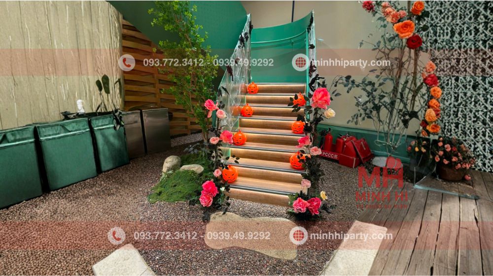 trang tri halloween cho quan ca phe phuc long Trang trí Halloween cho khu vực cầu thang của quán