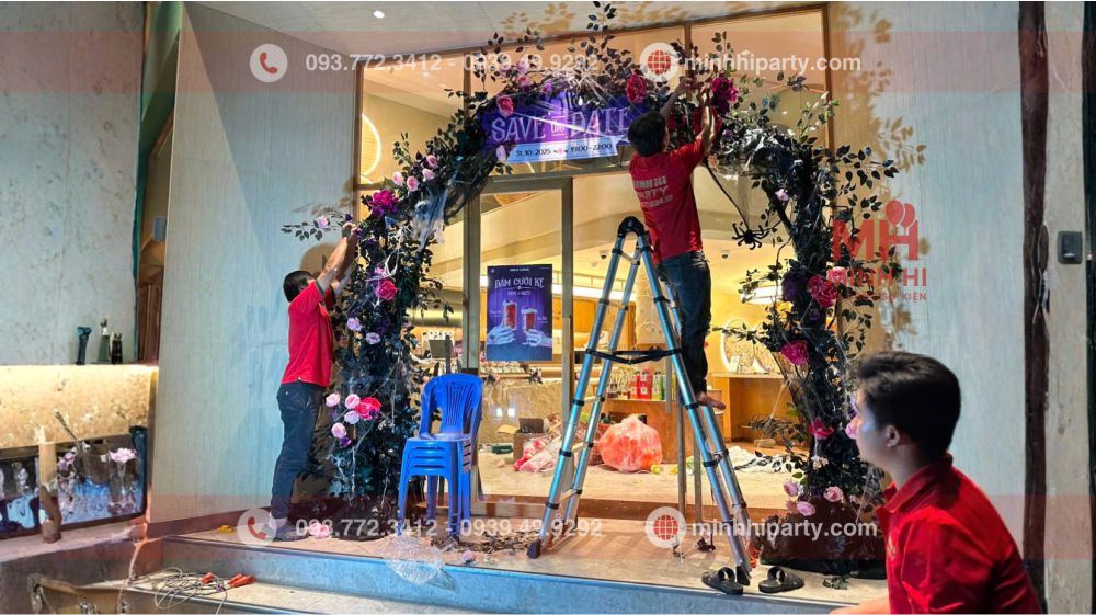 trang tri halloween cho quan caffe phuc long 7 Decor halloween với hoa lá cho cổng chính