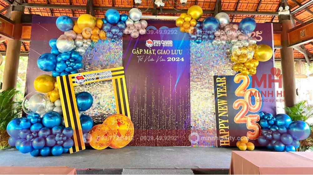 trang tri san khau tiec tat nien minh hi party 1 ý tưởng trang trí tiệc tất niên mới nhất 2025