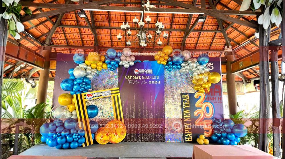 trang tri san khau tiec tat nien minh hi party 2 Trang trí sân khấu sự kiện tất niên phong cách sang trọng