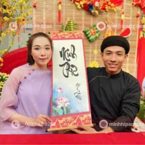 Ông đồ viết thư pháp cho sự kiện tết với chữ thư pháp là tên khách hàng -Thư